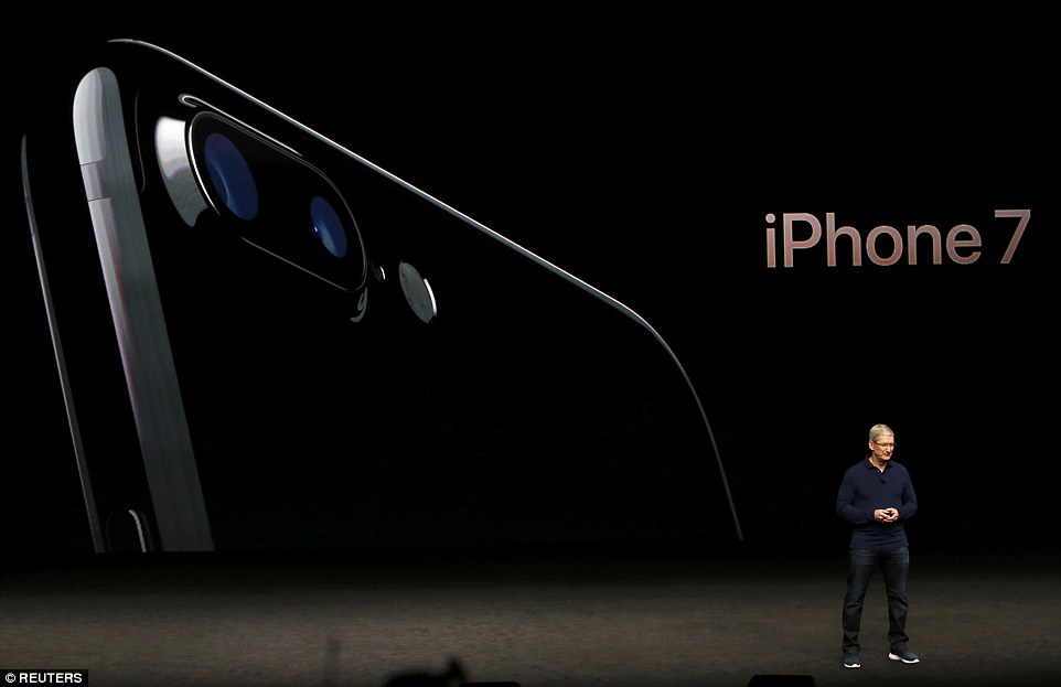 3806E63100000578-3778252-The_iPhone_7_will_be_waterproof_and_have_stereo_speakers_instead-a-5_1473281365431