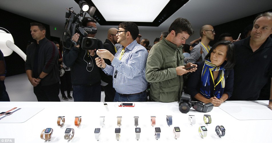 3809812900000578-3778252-Journalists_jostle_to_try_out_Apple_s_new_products_after_the_lau-m-68_1473284140389