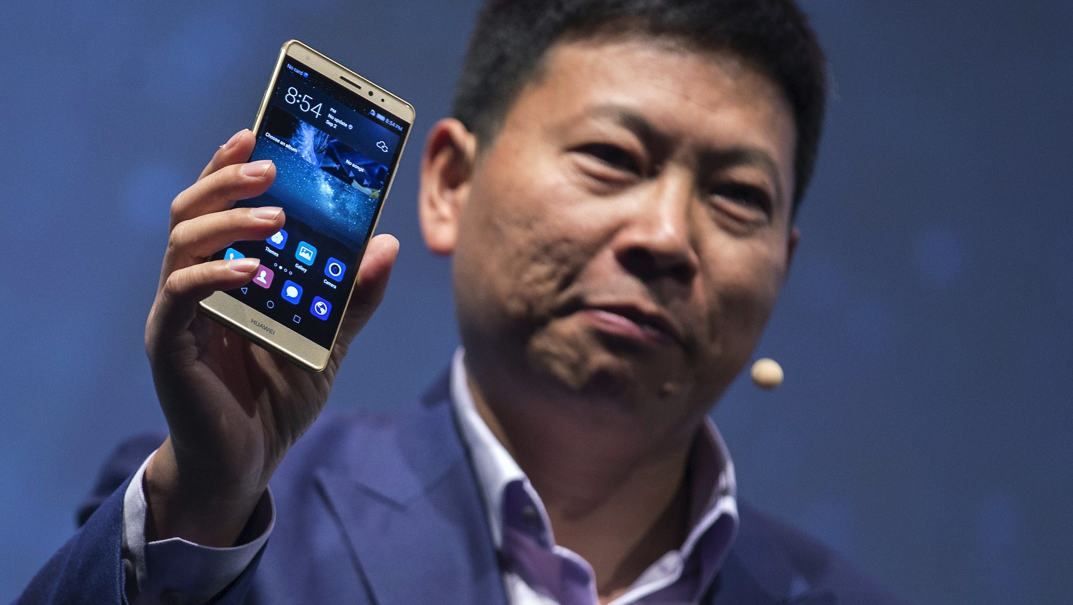 huawei-ceo-richard-yu-presents-huaweis-new-smartphone-e1474283438491