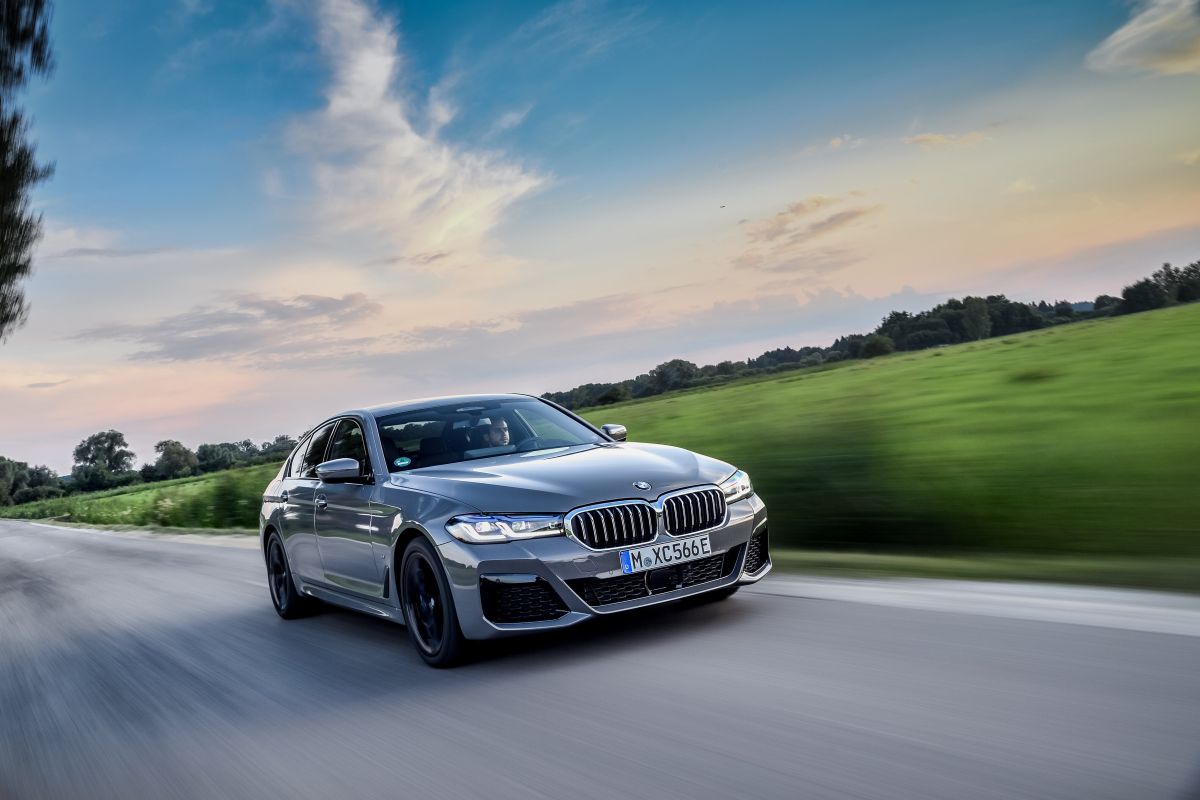 P90395455_highRes_the-new-bmw-545e-xdr