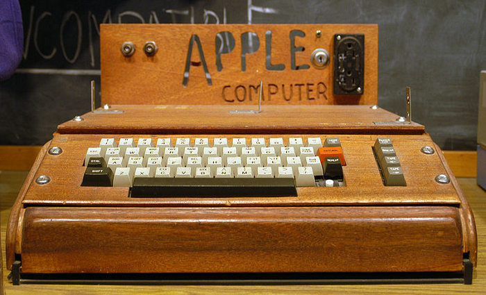 Un Apple I (Crédit :Par Ed Uthman (originally posted to Flickr as Apple I Computer) [CC-BY-SA-2.0], via Wikimedia Commons )