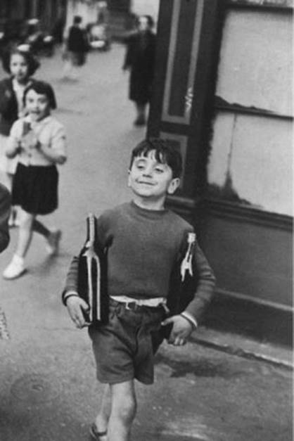 Boy with Bottles, Henri Cartier-Bresson (source : Internet)