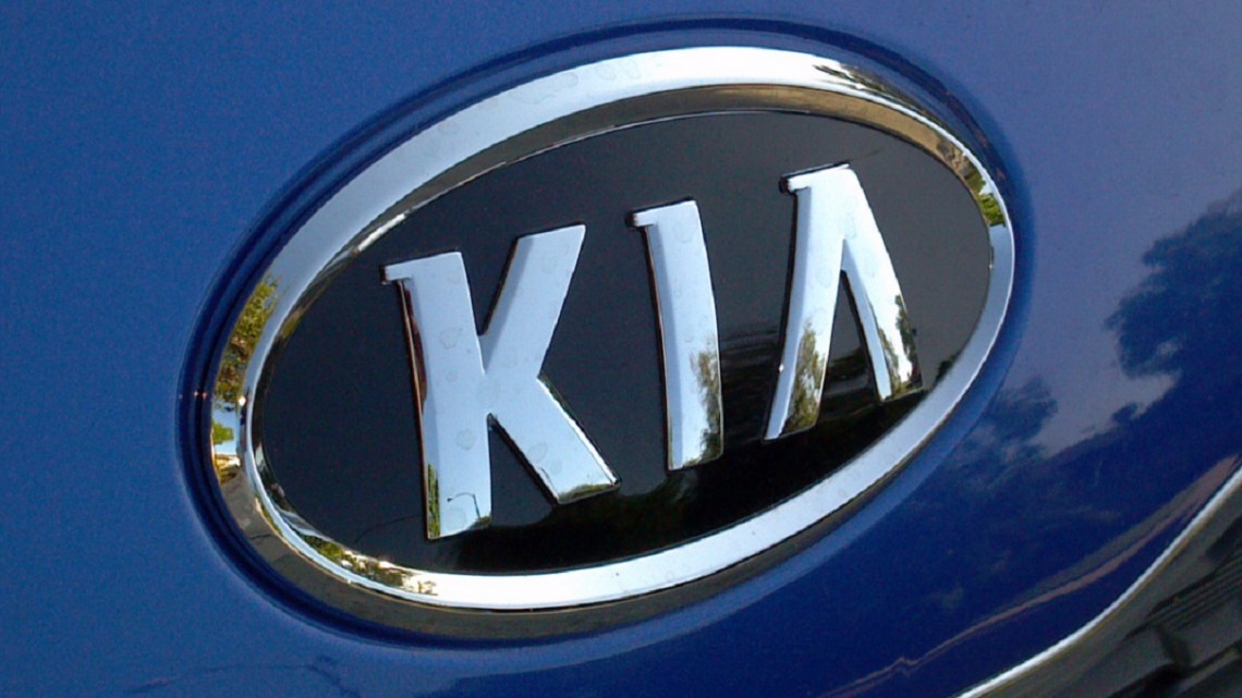 Hyundai kia производитель. Эмблема Киа. Новый значок Киа на машине. Значок Киа Рио. Киа Спортейдж логотип.