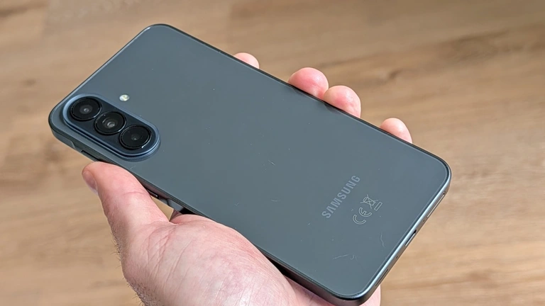 تصميم سامسونج جالاكسي A37 5G من الخلف مع الكاميرات